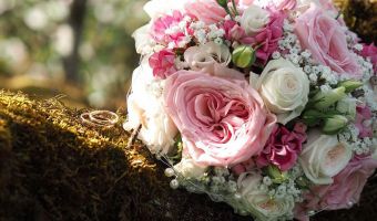Brautstrauß rosa Rosen schleierkraut weiß silberdraht.jpg