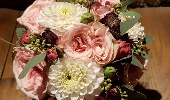 Brautstrauß Eukalyptus rosa rosen.jpg