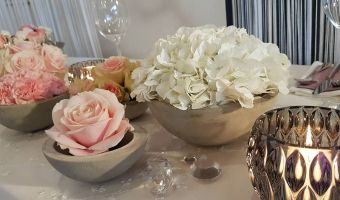 Betonschalen weiße Hortensien rosa Rosen.jpg