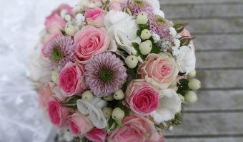 Brautstrauß rosa Rosen weiße Beeren, weiße Hortensien.jpg